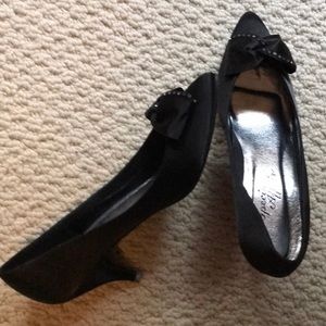 Gorgeous dressy black fabric heels w/ sequins. 7.5